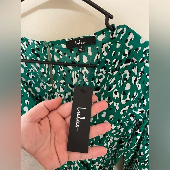 ✨NWT Lulus Make Moves Green and Black Print Flounce Sleeve Romper Size Small - Picture 7 of 15